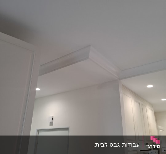עבודת גבס בתקרה עם תאורה מובנית